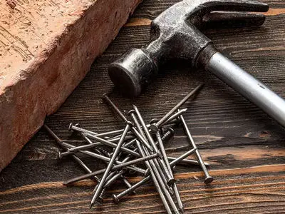 فیلم / خوردن میخ توسط مرد آهن‌خوار / گاز می زند و می بلعد انگار غذا می خورد ...