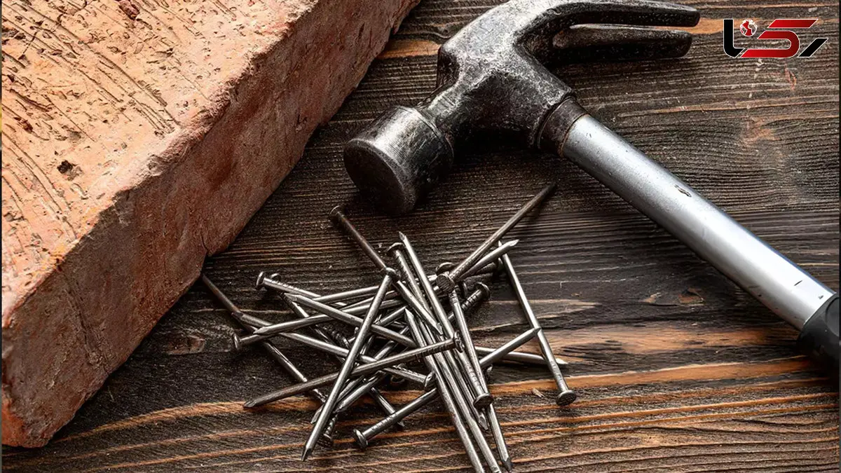 فیلم / خوردن میخ توسط مرد آهن‌خوار / گاز می زند و می بلعد انگار غذا می خورد ...