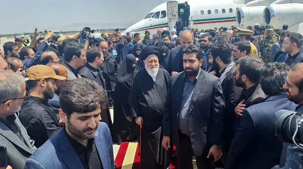 استقبال مردم از خانواده‌ رئیس جمهور شهید در‌ فرودگاه مشهد