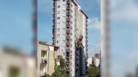 ببینید / سقوط ترسناک نمای یک آپارتمان ۱۵ طبقه روی سر مردم