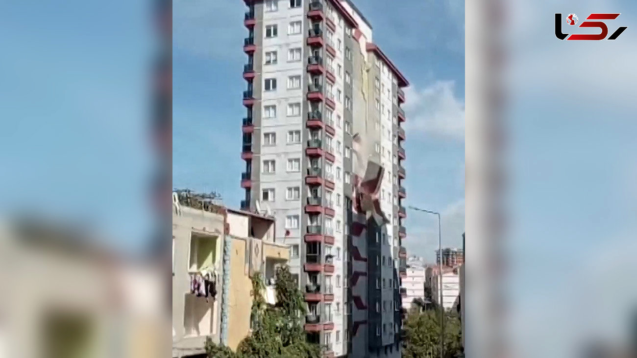 ببینید / سقوط ترسناک نمای یک آپارتمان ۱۵ طبقه روی سر مردم