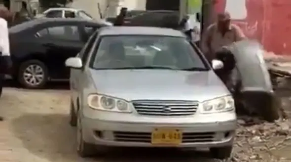 تاوان سنگین پارک کردن ماشین جلوی در گاراژ/ماشین له شد+ فیلم