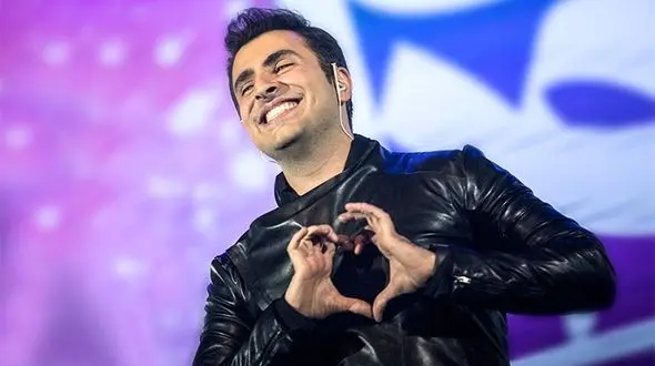 دیدار خواننده معروف موسیقی با هوادارانش در برج میلاد +عکس 