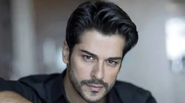 عکس‌های جذاب بازیگر خوش‌چهره ترک در مصر