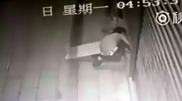 لحظه گیر افتادن دزد بدشانس در کرکره فروشگاه + تصاویر