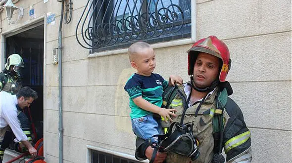 نجات دو کودک خردسال از میان دود و آتش یک منزل مسکونی + عکس