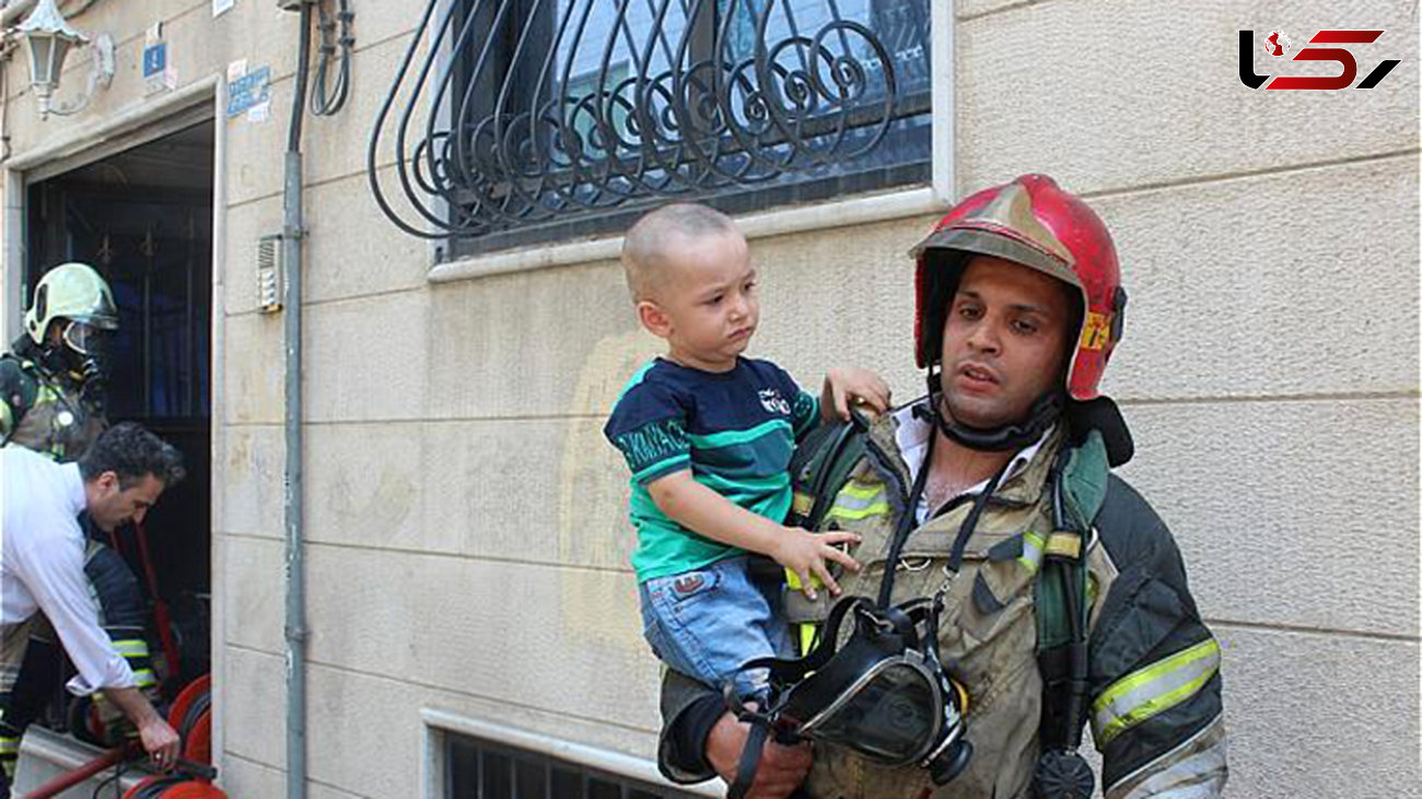 نجات دو کودک خردسال از میان دود و آتش یک منزل مسکونی + عکس