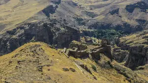 هشترود کجاست؟ سفر به سرزمین قلعه ضحاک و خوشه‌ های طلایی