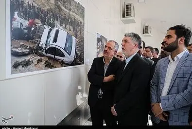  بازدید سیدعباس صالحی وزیر فرهنگ و ارشاد اسلامی و احمد مسجد جامعی عضو شورای شهر تهران از نمایشگاه عکس "خانه‌ای که سیل برد، مهری که سیل آورد" در ایوان انتظار میدان ولیعصر(عج) 