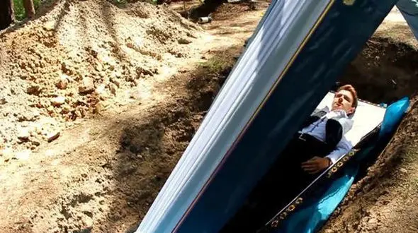 ماجرای تابوت درمانی یک روانپزشک در اوکراین! + عکس 