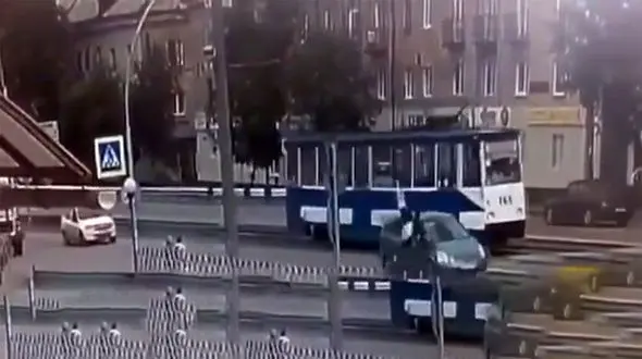 ببینید / تصادف وحشتناک عابرپیاده هنگام عبور از خیابان + فیلم