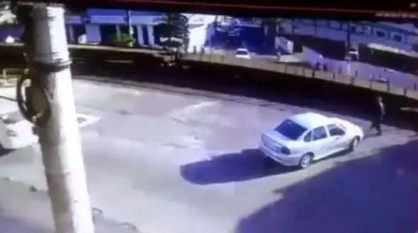 حادثه تلخ برای عابر پیاده روی ریل راه آهن + فیلم