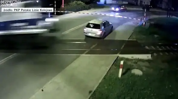 لحظه هولناک عبور یک خودرو از روی ریل راه آهن + فیلم