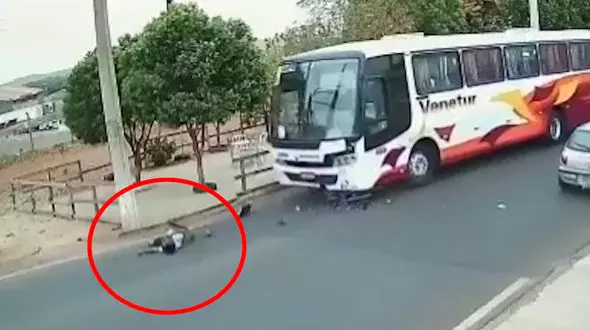 فیلم لحظه مرگ موتورسوار در خیابان / شاخ به شاخ مرگبار با اتوبوس