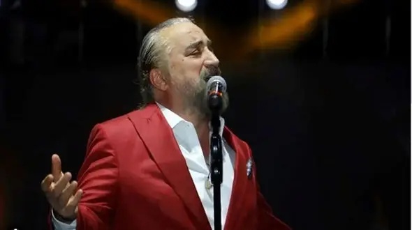 مرگ عجب خواننده مشهور ترکیه ای در حین اجرای کنسرت + فیلم