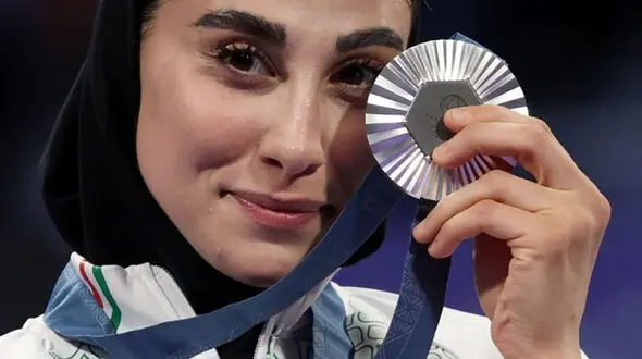 عکس ها / نگاهی به چیدمان  خانه شیک و گرم ناهید کیانی قهرمان تکواندوی آسیا  و خانم داور مسابقه کاپیتان / صمیمیت و سادگی در چهره مادر و پدر خانم تکواندوکار ایرانی !