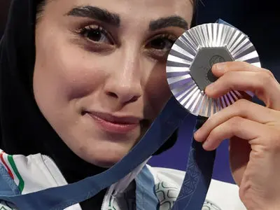 عکس ها / نگاهی به چیدمان  خانه شیک و گرم ناهید کیانی قهرمان تکواندوی آسیا  و خانم داور مسابقه کاپیتان / صمیمیت و سادگی در چهره مادر و پدر خانم تکواندوکار ایرانی !