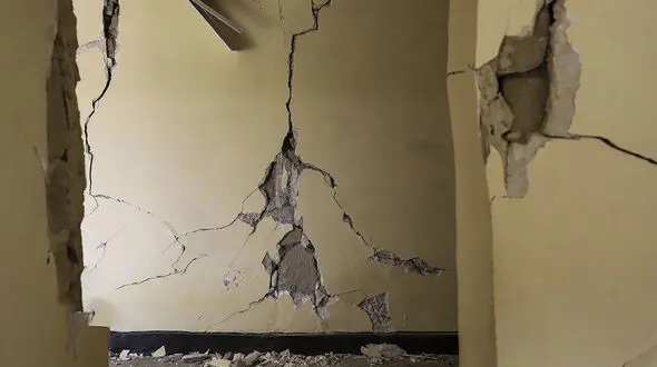 اولین عکس از ترک دیوار خانه ها در زلزله مشهد