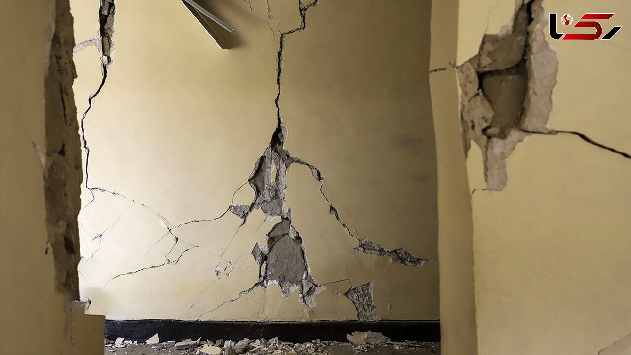 اولین عکس از ترک دیوار خانه ها در زلزله مشهد
