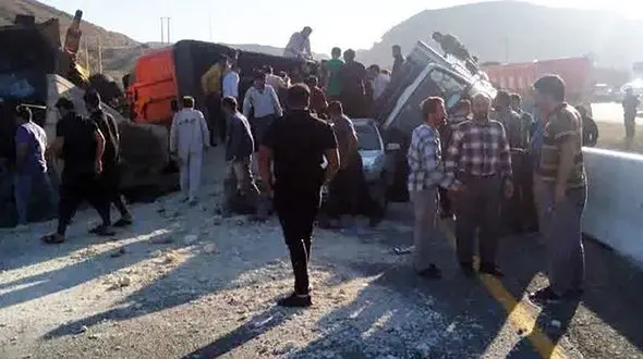  13 کشته و زخمی در تصادف زنجیره‌ای جاده تربت حیدریه به مشهد + جزییات