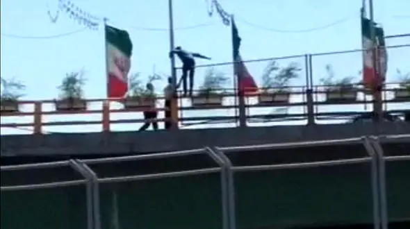 فیلم اقدام به خودکشی پسر جوان از روی پل آزادی مشهد+ عکس