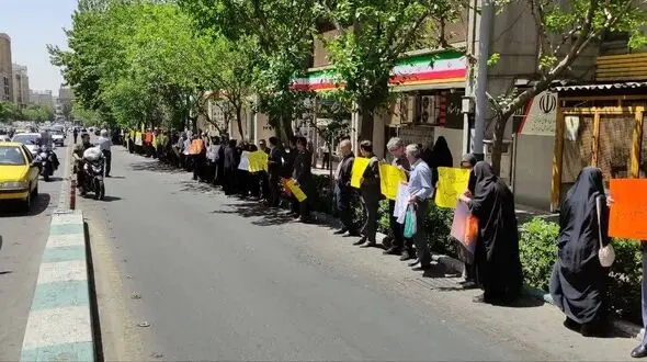 تجمع اساتید دانشگاه فرهنگیان مقابل وزارت آموزش و پرورش / اعتراض به بازنشستگی اجباری