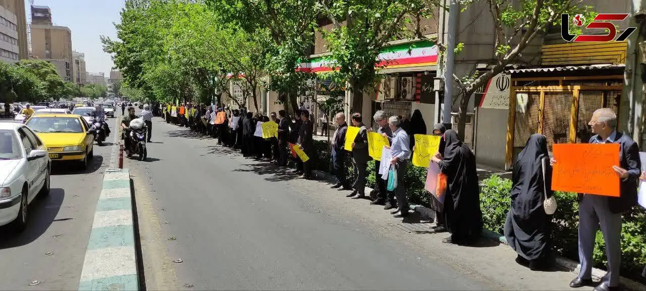 تجمع اساتید دانشگاه فرهنگیان مقابل وزارت آموزش و پرورش / اعتراض به بازنشستگی اجباری
