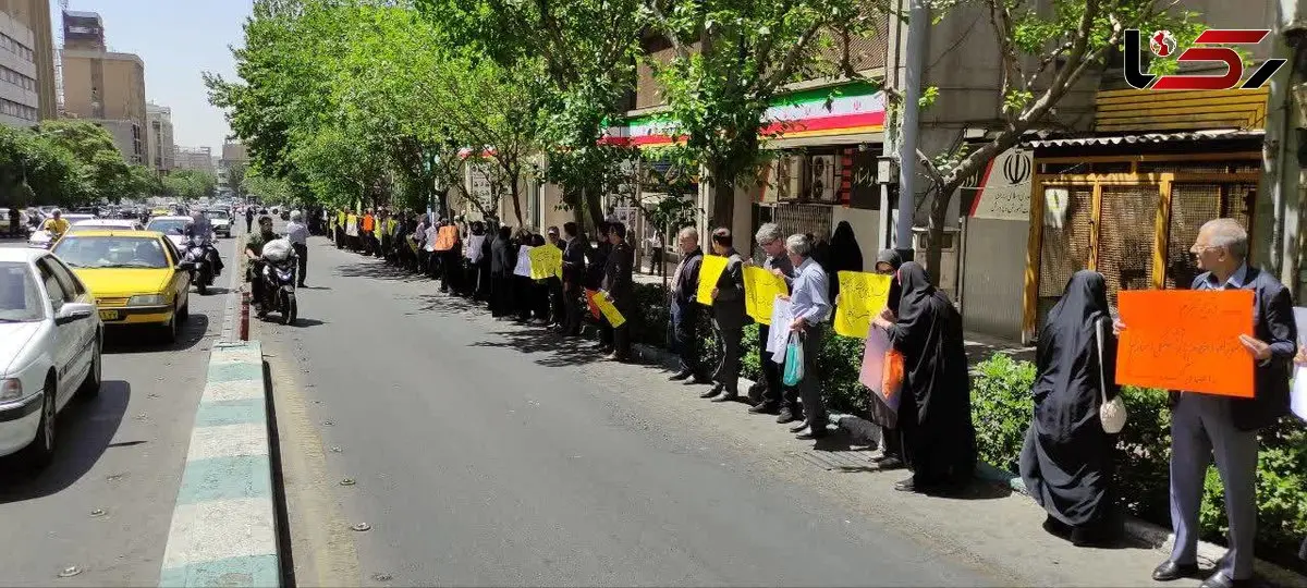 تجمع اساتید دانشگاه فرهنگیان مقابل وزارت آموزش و پرورش / اعتراض به بازنشستگی اجباری