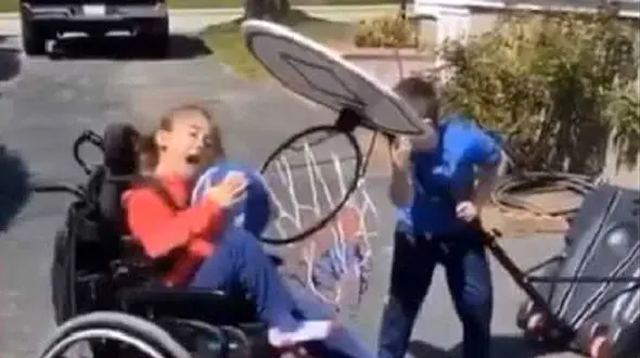 فداکاری تحسین برانگیز پسر خردسال برای خواهر بیمارش + فیلم و عکس