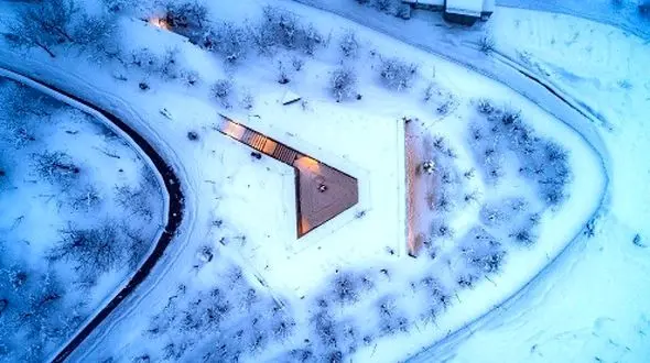 منحصربفردترین خانه ویلایی لواسان در دل کوه که با معماری عجیب و شگفت‌انگیزش جوایز جشنواره‌های ایرانی و خارجی را ازآن خود کرد/ واقعا انگار از دل کوه زاده شده