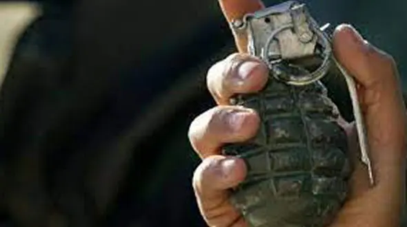 فیلم لحظه وحشتناک پرتاب نارنجک به وسط جلسه شورای محلی در اوکراین