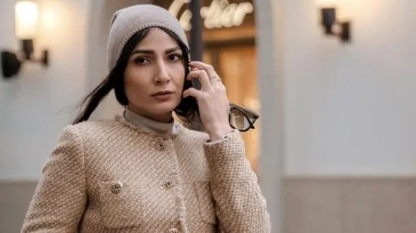 تیپ شیک و پیک سمیرا حسن پور / با این شومیز و دامن چه ست زیبایی زده!