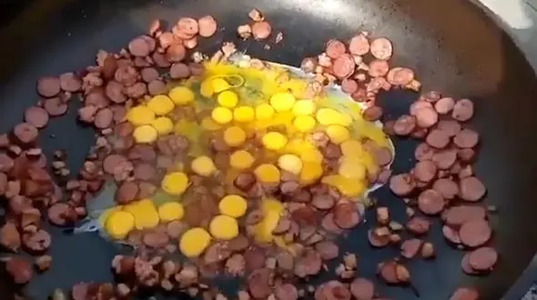 نحوه پختن سوسیس تخم مرغ بسیار زیاد + فیلم