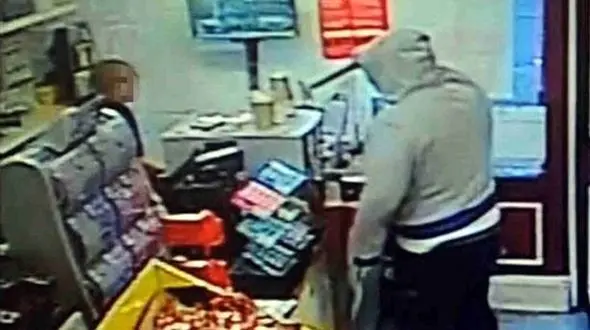 شجاعت کارمند زن دزد  نقابدار را فراری داد + فیلم وعکس