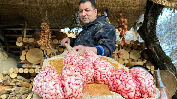 غذای روستایی؛ طبخ متفاوت مغز گاو به سبک روستانشین مشهور آذربایجانی + فیلم
