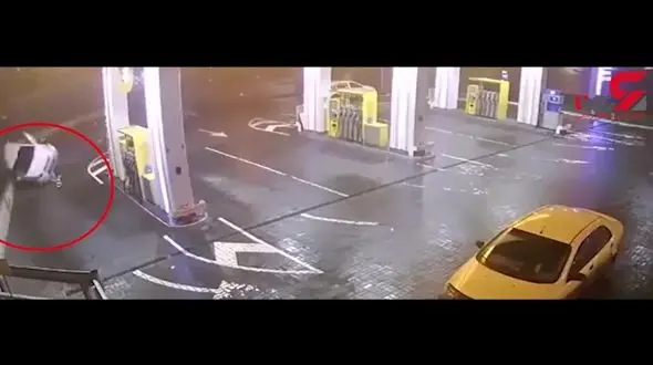 لحظه تصادف وحشتناک تریلی با خودروی یک  بدشانس+ فیلم 