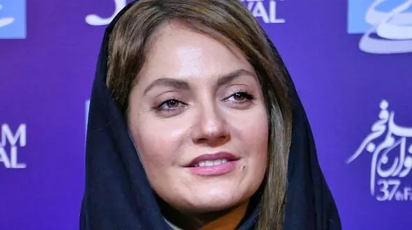 تیپ ساده و اسپرت مهناز افشار در کنار خیابان