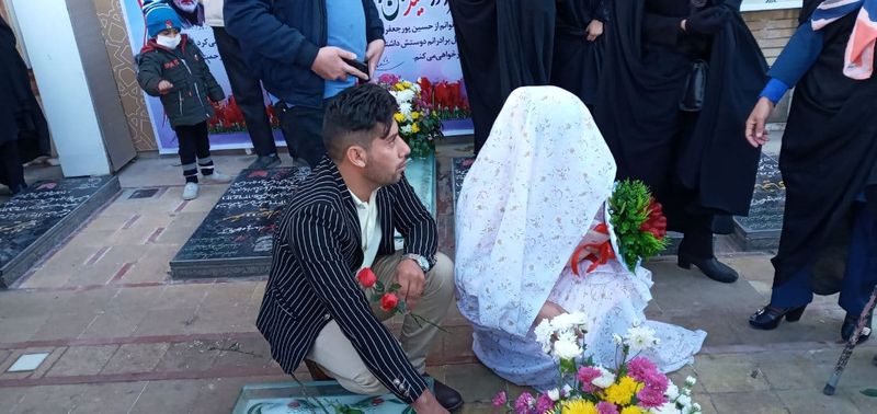 کار زیبای زوج کرمانی قبل از مراسم عقد در مزار شهید قاسم سلیمانی 