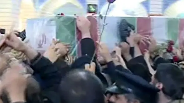 ورود پیکرهای مطهر سردار دلها و همرزمانش به حرم حضرت معصومه(س) + فیلم