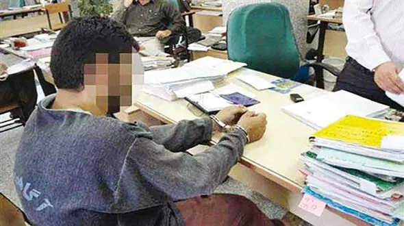 قاتلی که تبر را در سر دوستش جا گذاشت / اعتراف عجیب قاتل در نزد پلیس شهریار+عکس