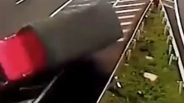 فیلم لحظه هولناک تصادف سه کامیون در جاده