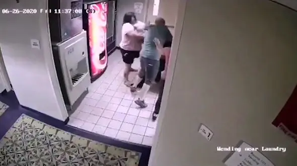 حمله وحشیانه یک زوج به کارگر سیاه پوست هتل + فیلم