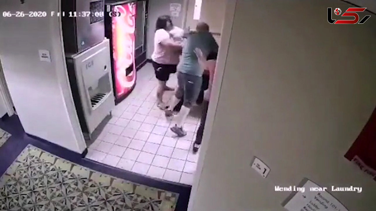 حمله وحشیانه یک زوج به کارگر سیاه پوست هتل + فیلم