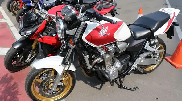 توقیف ۴ موتورسنگین حین انجام حرکات نمایشی در بزرگراه‌های همت و صدر