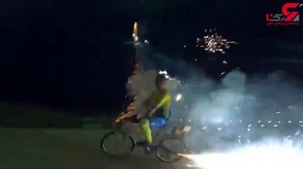 آتش بازی هنگام دوچرخه سواری / روشی متفاوت برای جشن سال نو!+فیلم