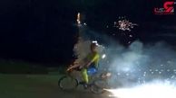 آتش بازی هنگام دوچرخه سواری / روشی متفاوت برای جشن سال نو!+فیلم