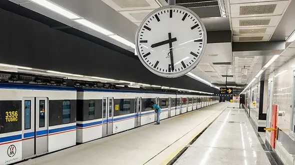 عکسی که از دو کودک در متروی تهران وایرال شد / پنجم عید نوروز بود!