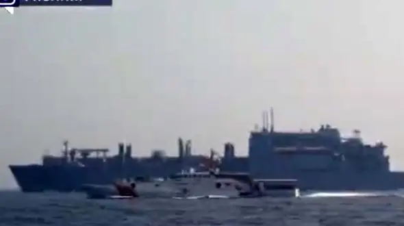 ببینید / تصاویری جدید از رصد و رودرویی قایق‌های تندروی سپاه با کشتی‌ های جنگی آمریکا در تنگه هرمز
