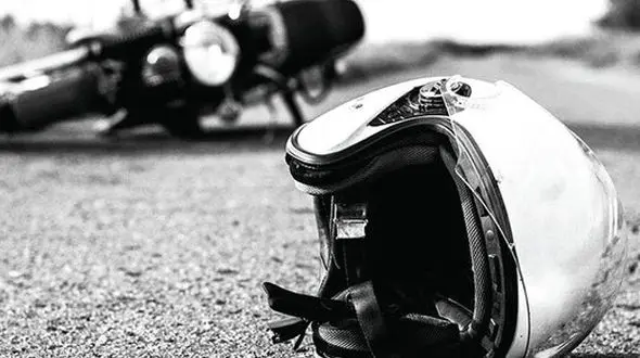 ببینید / ثبت لحظه تصادف از دید راکب موتور و عکس العملش بعد از تصادف + فیلم