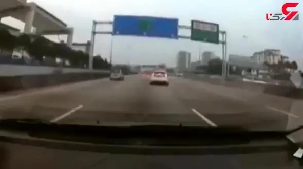 تصادف وحشتناک موتورسوار با راننده خودرو در اتوبان+فیلم / مالزی